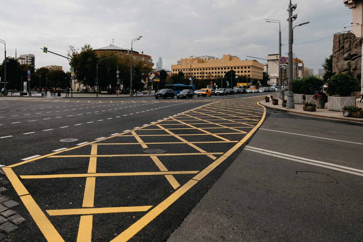 В столице начали обновлять дорожную разметку после зимы