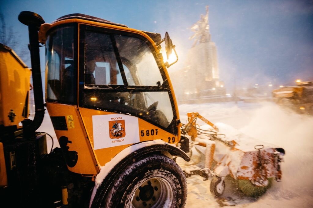 Около 60 тысяч человек и 13,5 тысячи единиц техники очищают город от снега